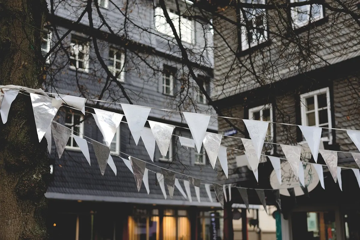 10 Common Bunting Hanging Mistakes (and How to Fix Sagging, Tangling, and Tearing)