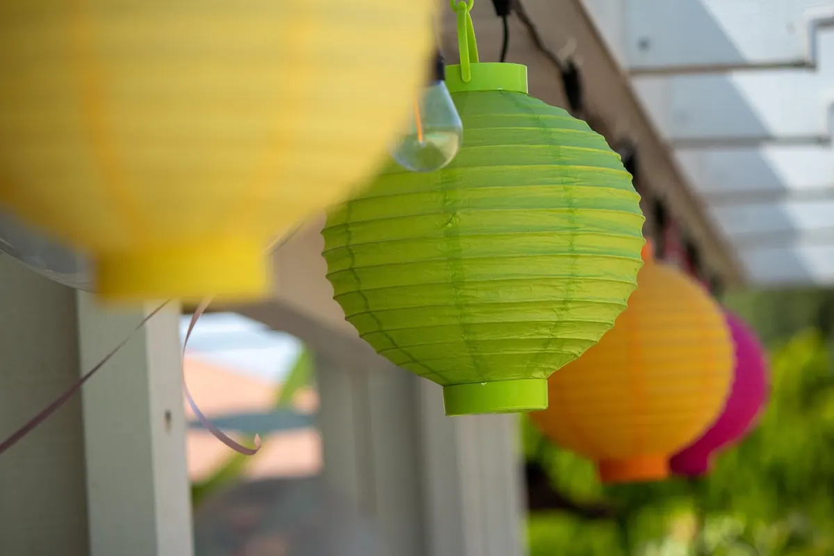 How to Style Bunting for a Backyard Birthday: Layouts for Food Tables, Photo Walls, and Gates